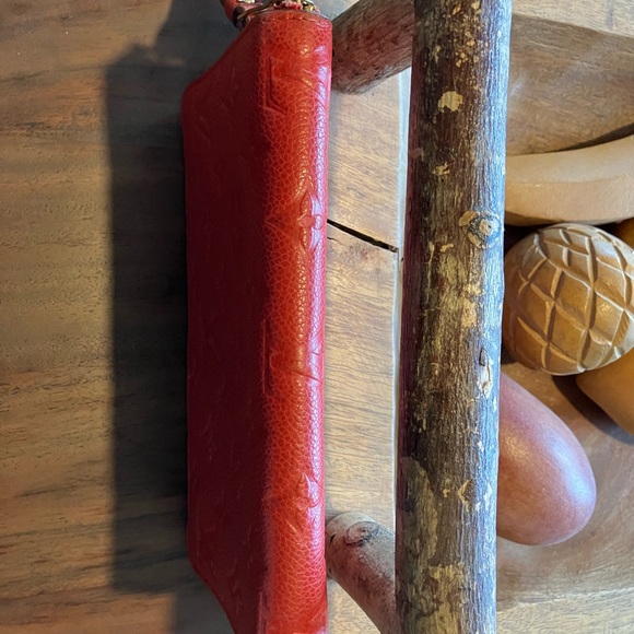 Louis Vuitton zip around Embossed Wallet in good used condition! - Picture 4 of 16